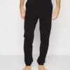 Pier One Pyjamabroek - Black 1 Pier One Pyjamabroek - Black -Pier One 878fbafb674c47a58dfd052574a2cb61